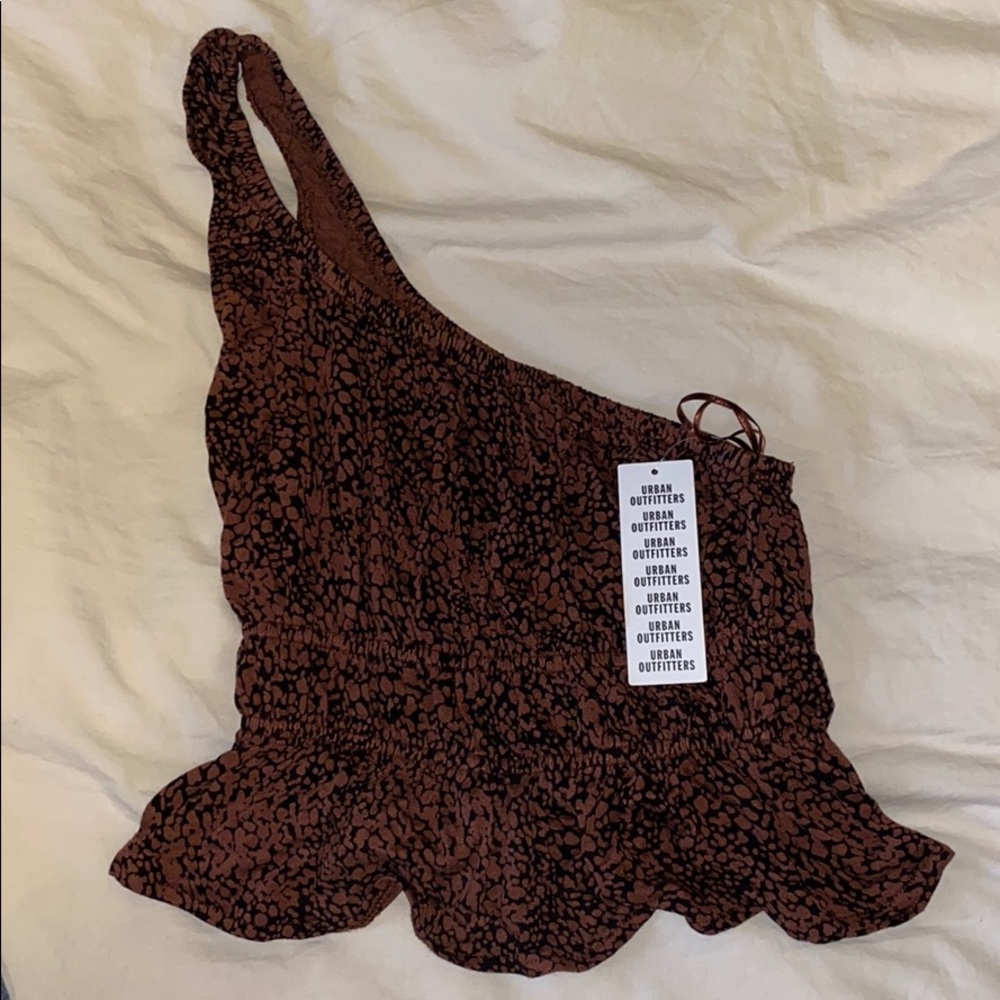 UO One Shoulder Crop